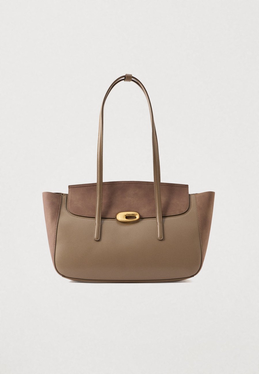 

Сумка-шоппер Calvin Klein HARDWARE BRUSHED FLAP TOTE BA﻿G, Desert Taupe/Taupe