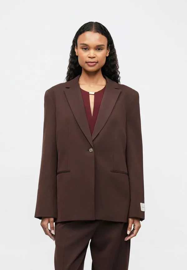 Хороший пиджак для героя Calvin Klein, Rich Brown