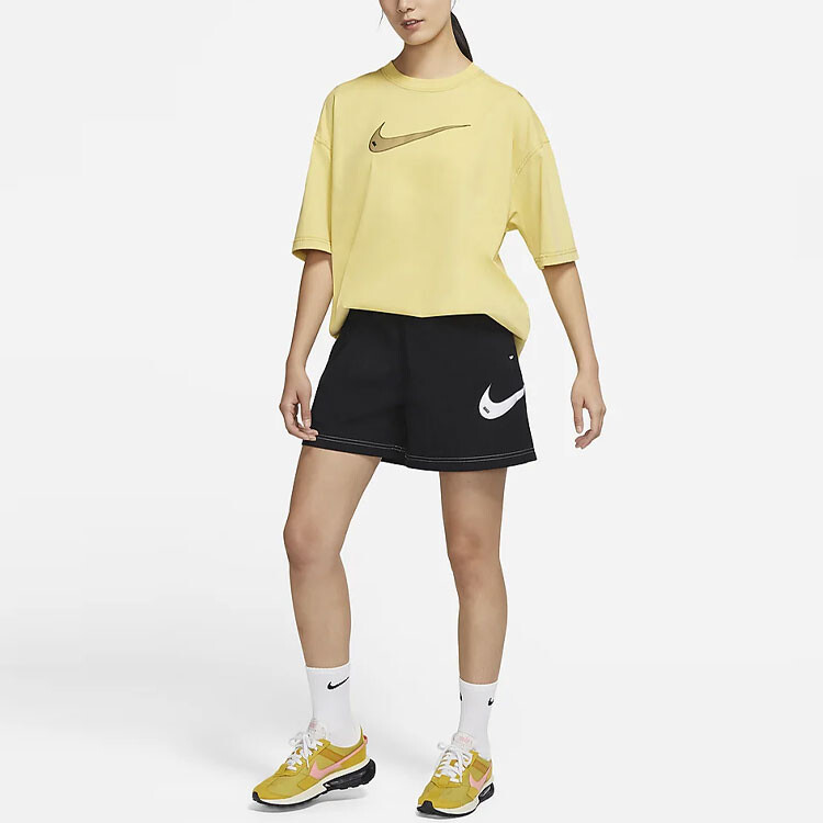 SS22 Спортивная футболка с круглым вырезом и принтом логотипа Swoosh в стиле ретро «Светло-желтая» Nike — фото 3