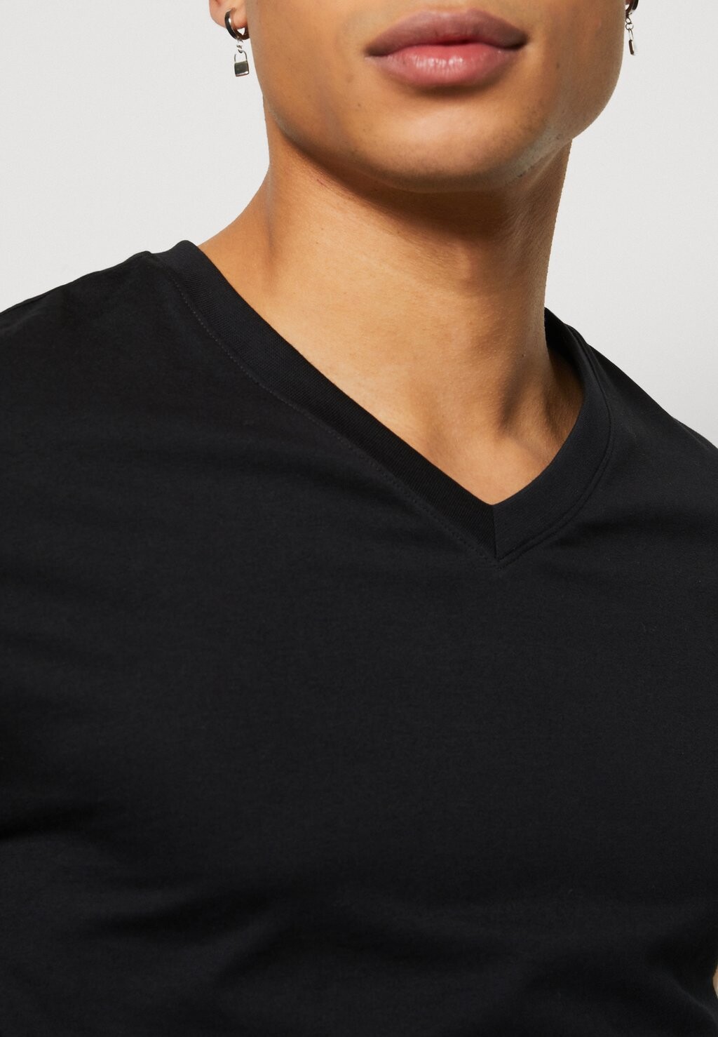 

Базовая футболка V-Neck Regular Fit Esprit, черная