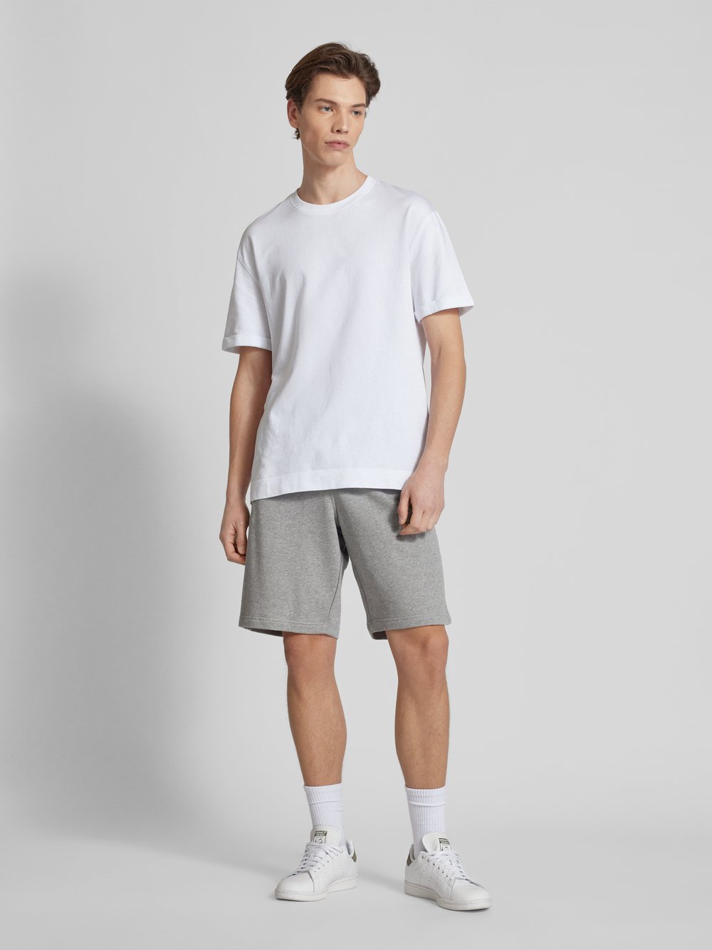 

Спортивные шорты прямого кроя в меланжевом стиле, модель «ESSENTIAL» adidas Originals, светло-серый