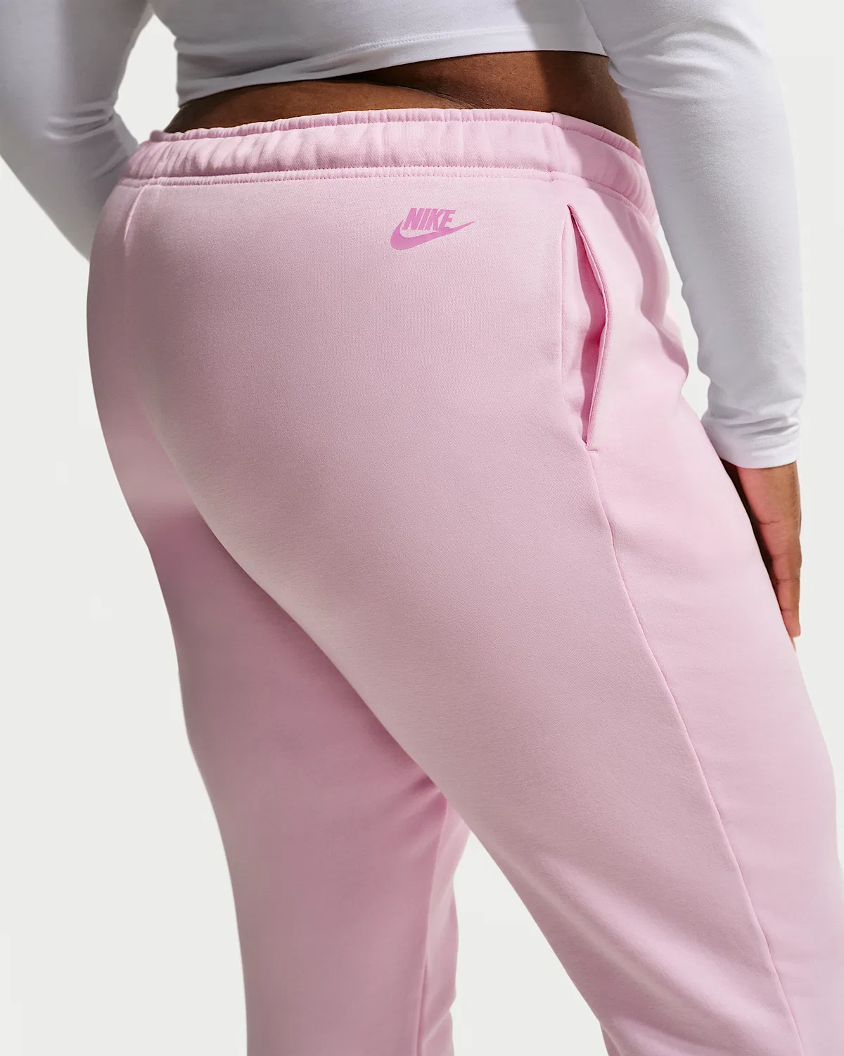 Женские спортивные штаны Nike Sportswear Club Fleece с принтом, средней посадки (плюс сайз), Pink Foam/Light Magenta — фото 3