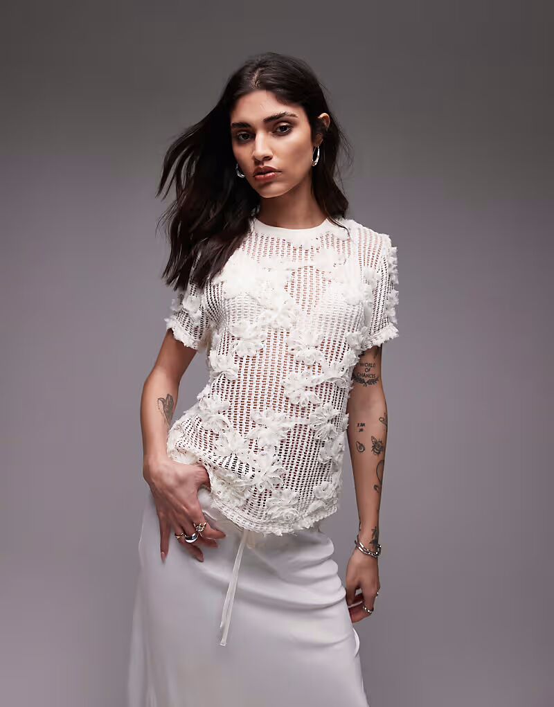 

Футболка свободного кроя с цветочной аппликацией от Topshop цвета слоновой кости
