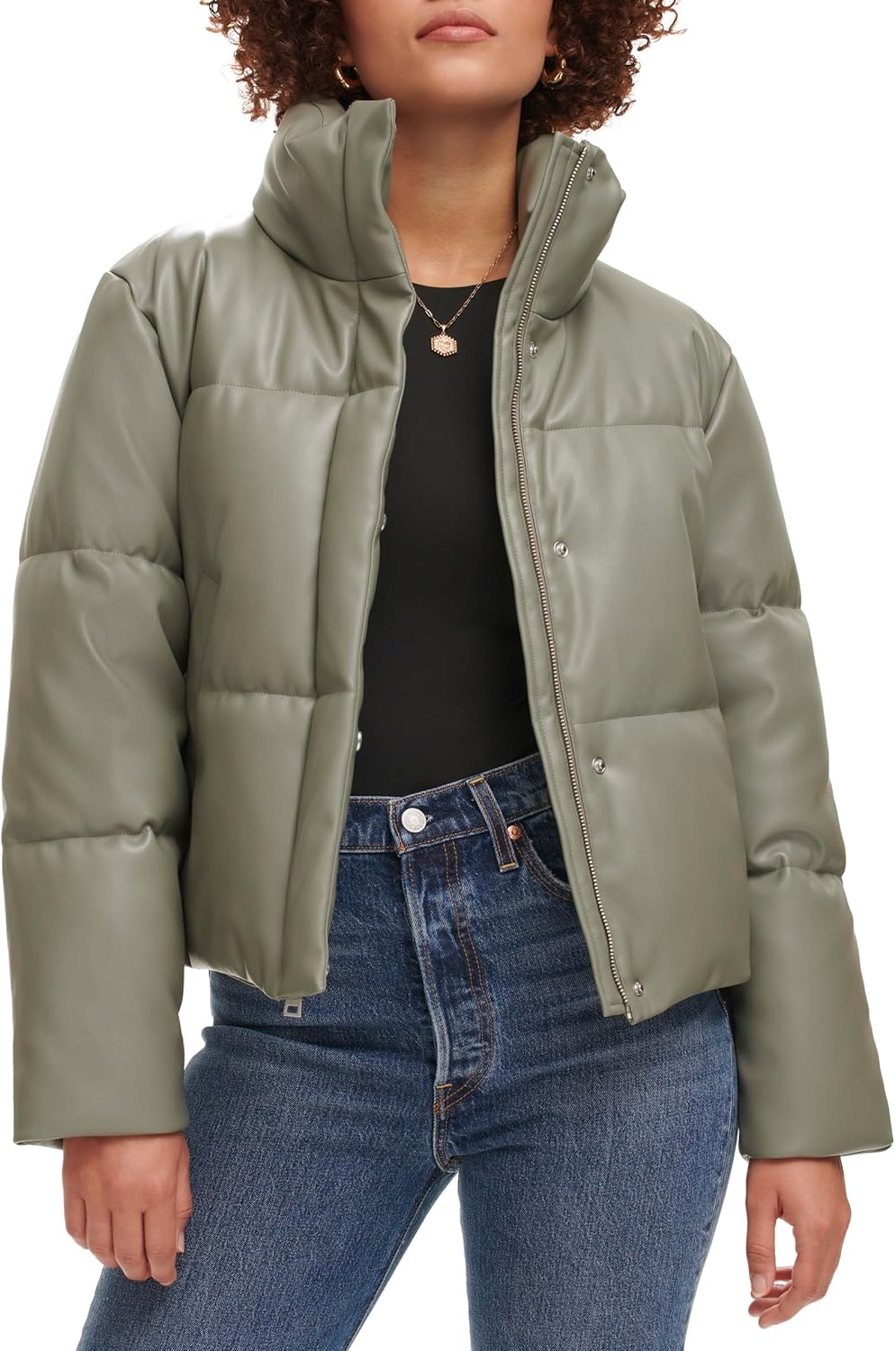 Женская стеганая короткая куртка-пуховик Levi's из веганской кожи, Sage — фото 2