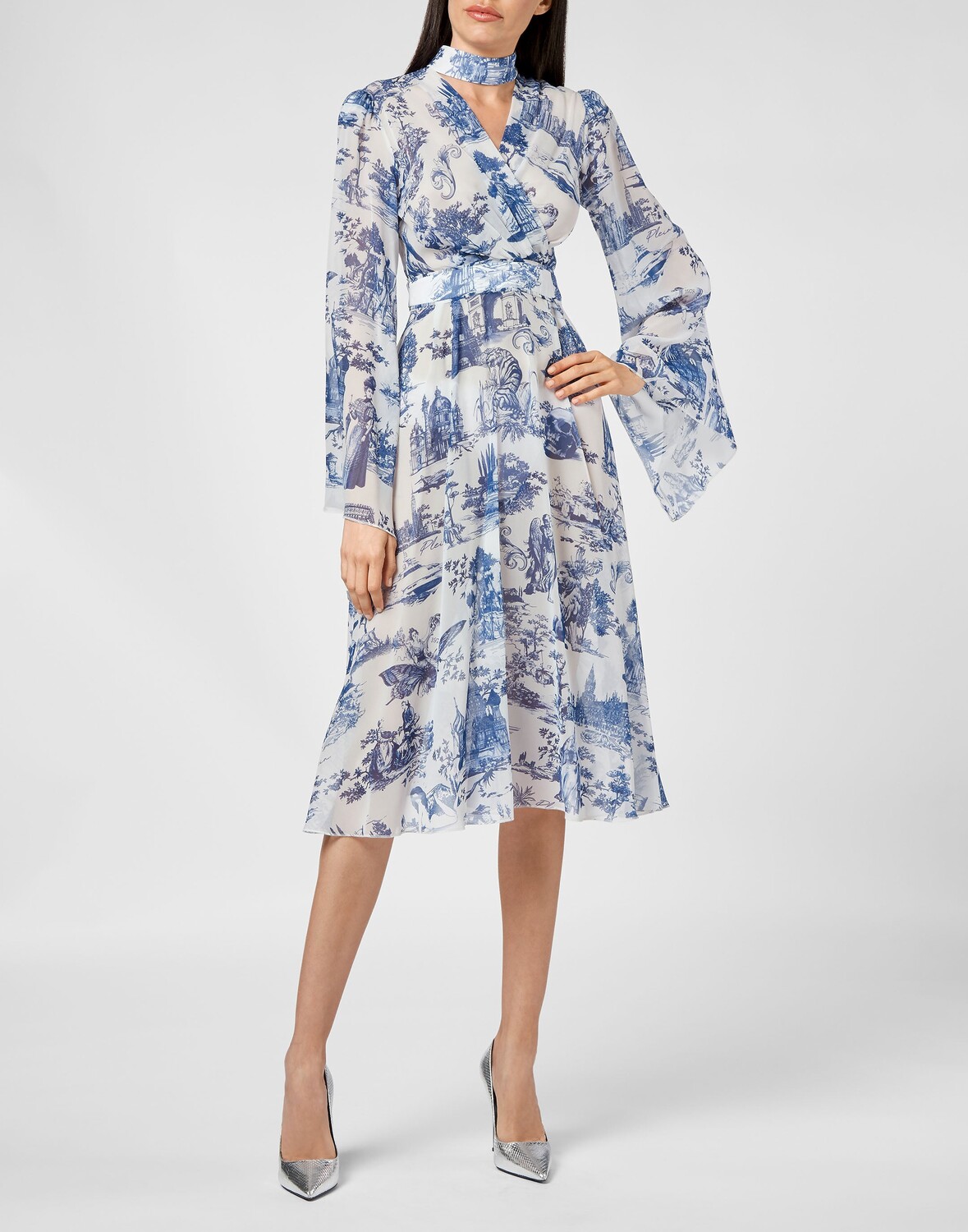 

Длинное платье Georgette с кристаллами на пленэре Philipp Plein, цвет White / Dark Blue