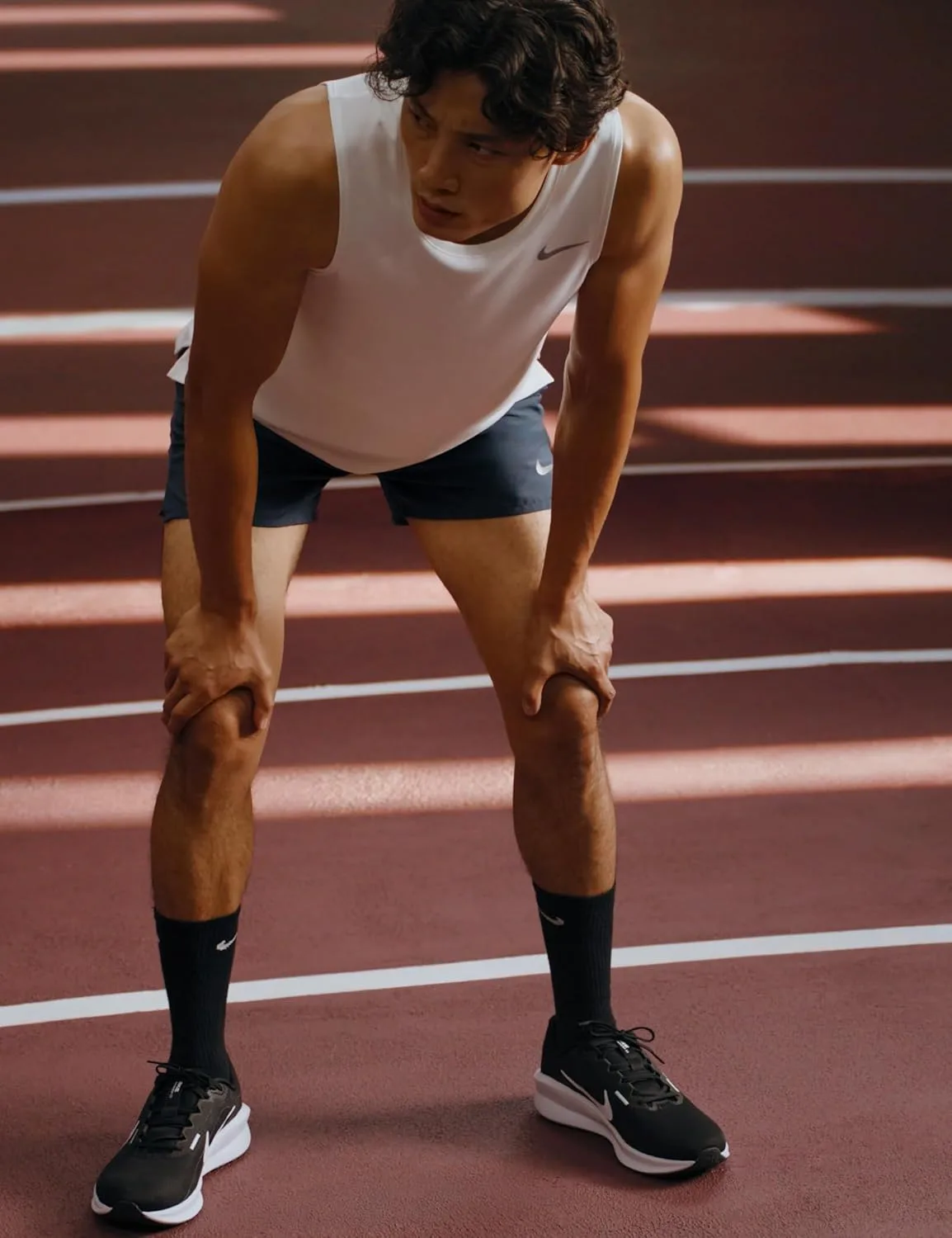 Мужские беговые кроссовки Nike Downshifter 13 FD6454 для бега по шоссе, белый/черный/серый — фото 2