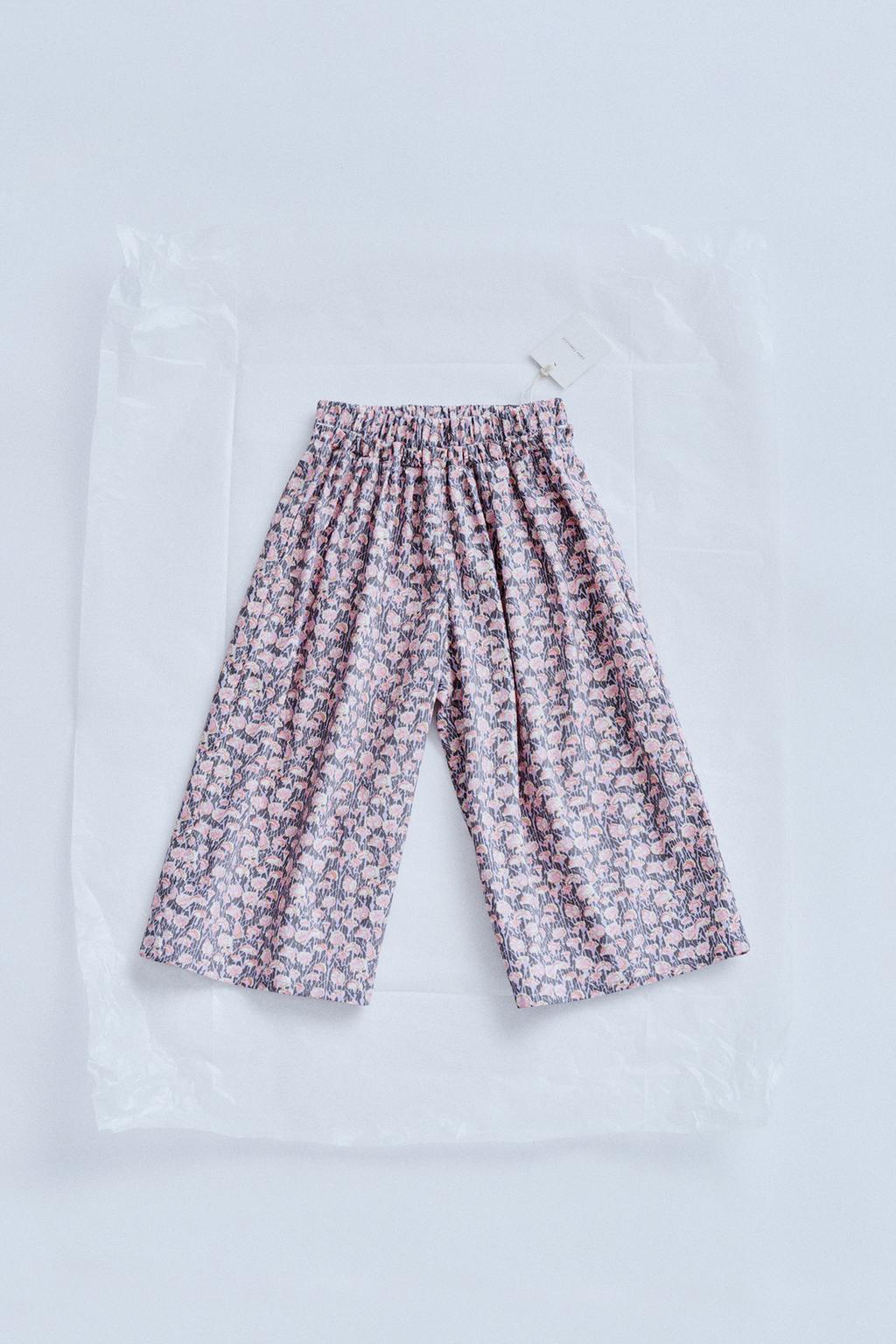 

Брюки с цветочным принтом ZARA, цвет Dusty pink