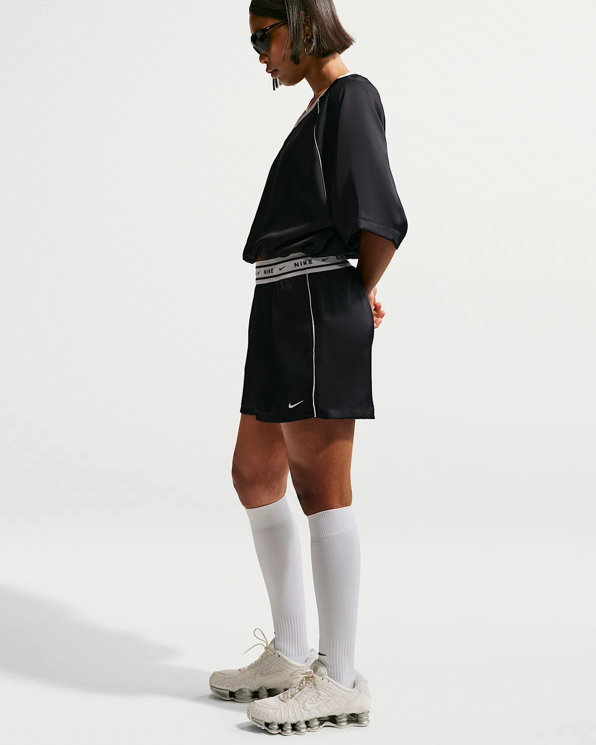 Женские свободные шорты из сатина со средней посадкой Nike Sportswear, Black/Sail — фото 4