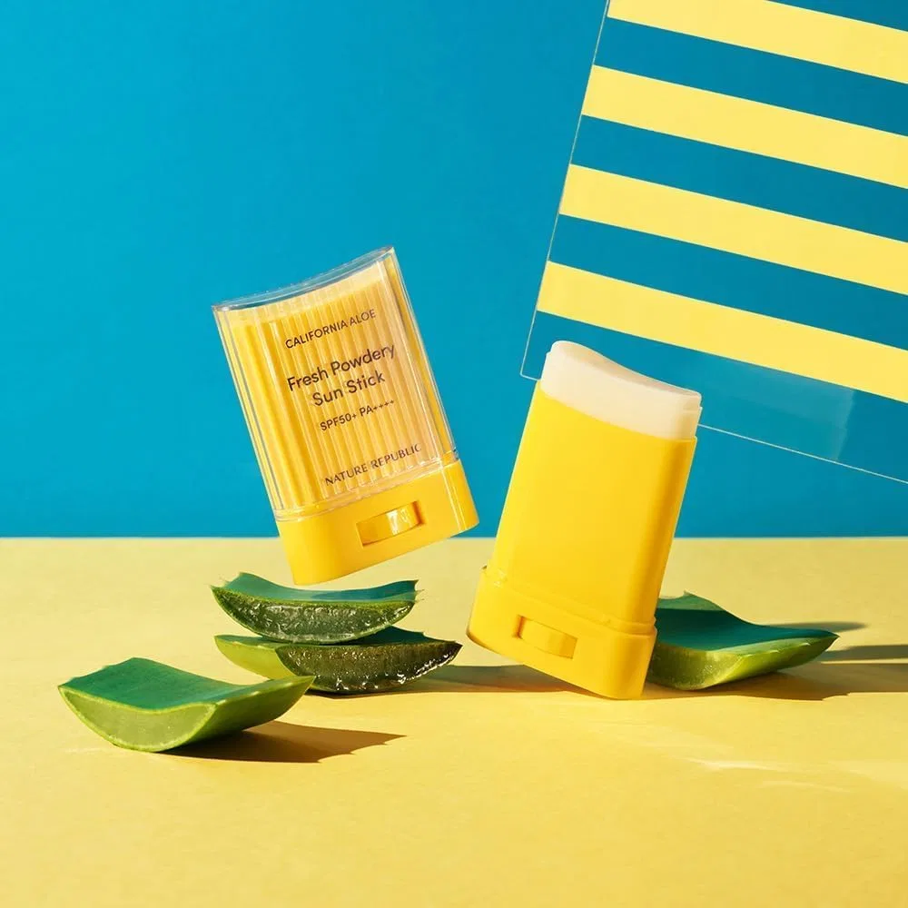 Солнцезащитный стик Nature Republic Powder UV Aloe SPF50+ PA++++ 24 г желтый — фото 3