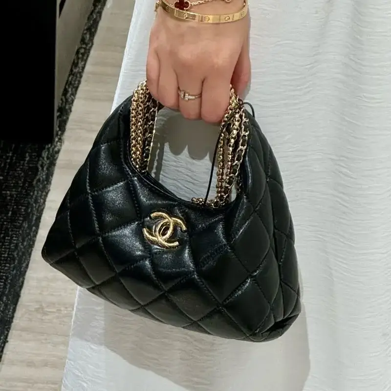 Женская черная сумка через плечо из овчины CHANEL — фото 4