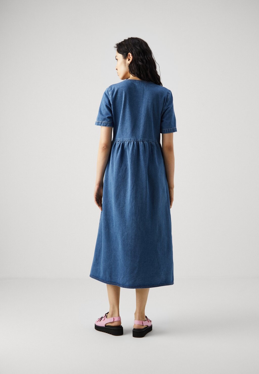 

Джинсовое платье Onlkarla Midi Dress Only, средний синий деним