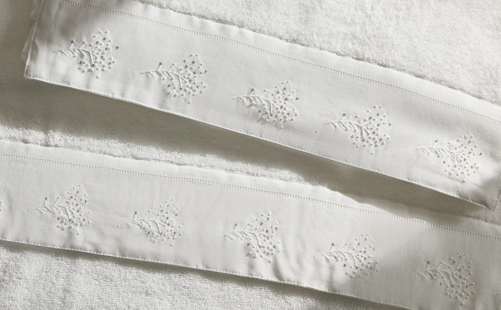 

Банное полотенце с блестящей вышитой каймой Zara Home, белый