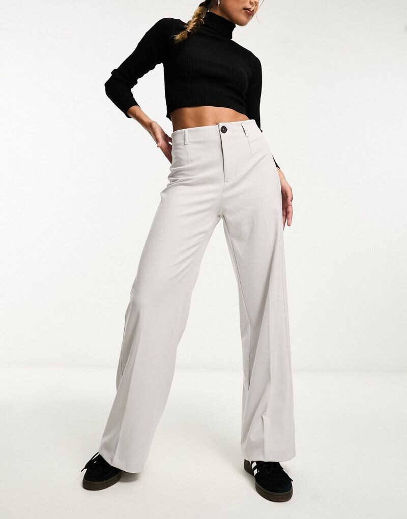 

Светло-серые широкие брюки строгого кроя Bershka Petite