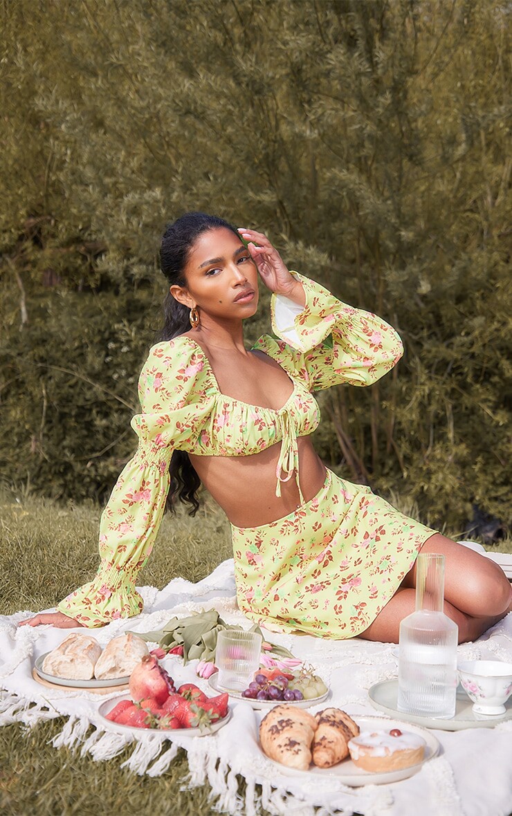 

PrettyLittleThing Желтый укороченный тканый топ с длинными рукавами и рюшами с цветочным принтом