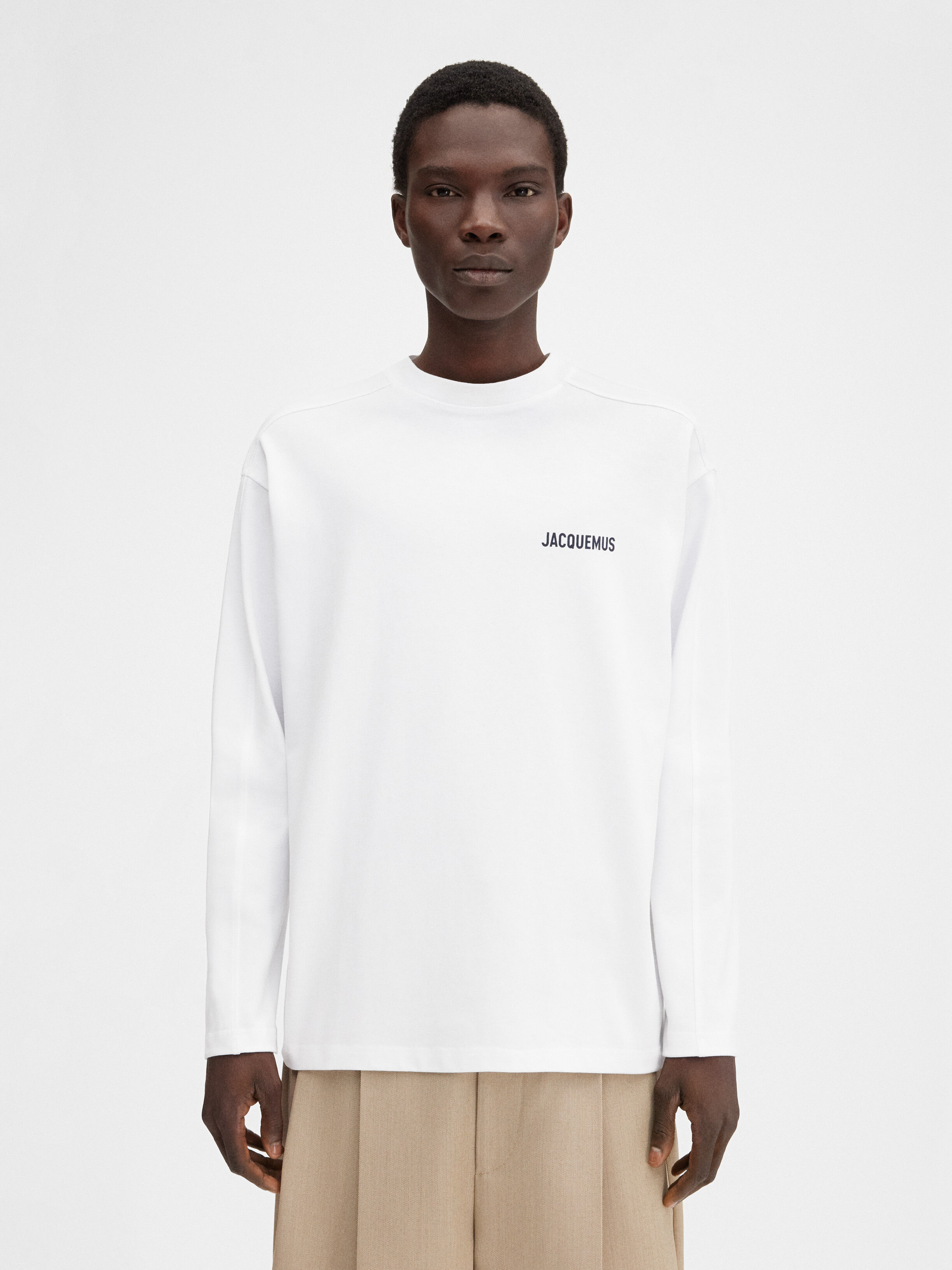 

Футболка с длинным рукавом JACQUEMUS The Montaigne address t-shirt, цвет Montaigne White