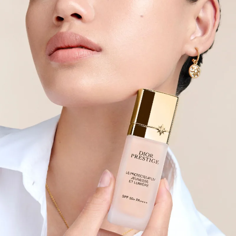 DIOR Тонирующая база для макияжа с эффектом сияния и осветления кожи натуральная долгоиграющая 30 мл, #01 — фото 4
