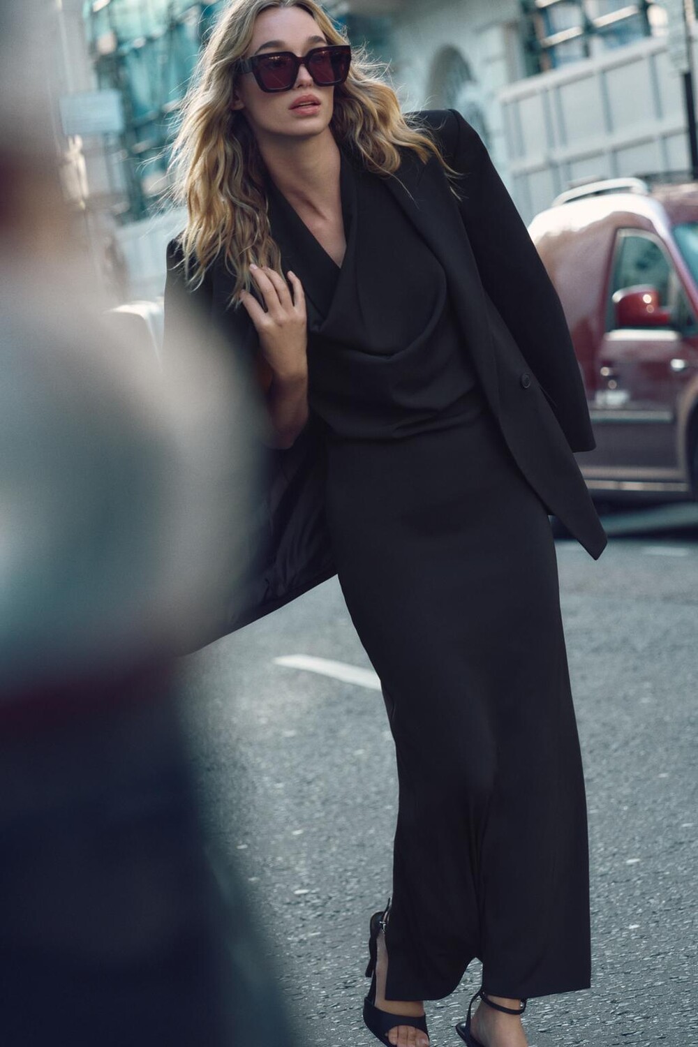 

Платье миди с халтером ZARA, черный