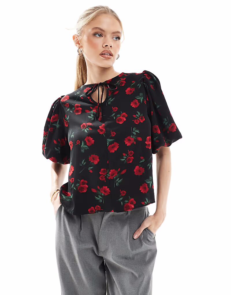 

Потертая красная блузка с цветочным принтом и рукавами-буфами черного цвета Threadbare