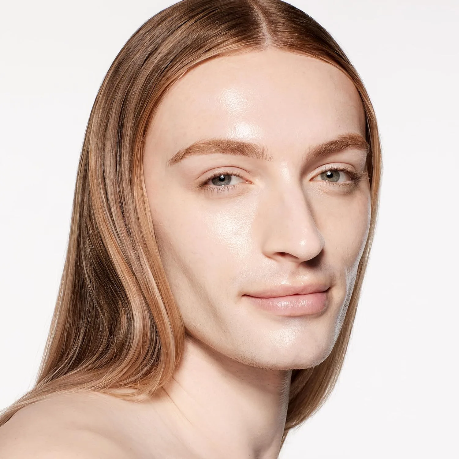 Shiseido RevitalEssence Skin Glow Foundation SPF 30, 120 Ivory - тональный крем с наращиваемым средним покрытием, 24-часовая гидратация и 12-часовое ношение, устойчив к переносу, складкам и выцветанию, некомедогенный, для всех типов кожи — фото 4