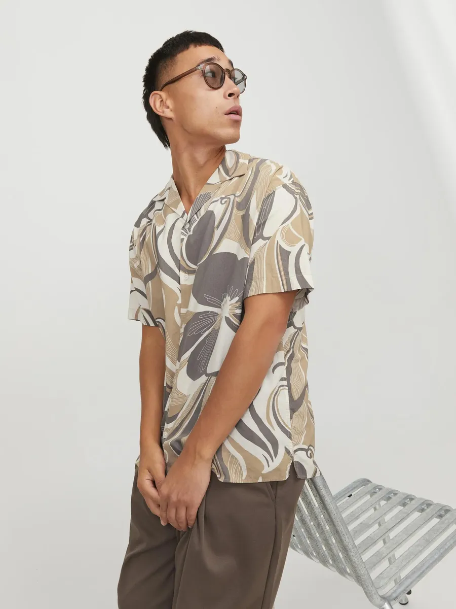 

Гавайская рубашка Jack & Jones "JPRBLAPALMA RESORT SHIRT S/S SN", цвет Travertime