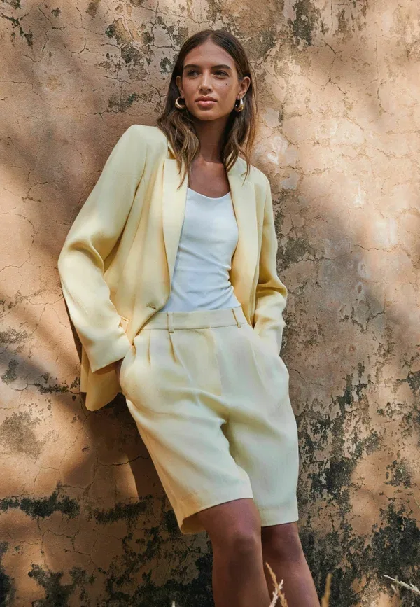 Шорты Next Petite fit crinkle tailored bermuda, желтый