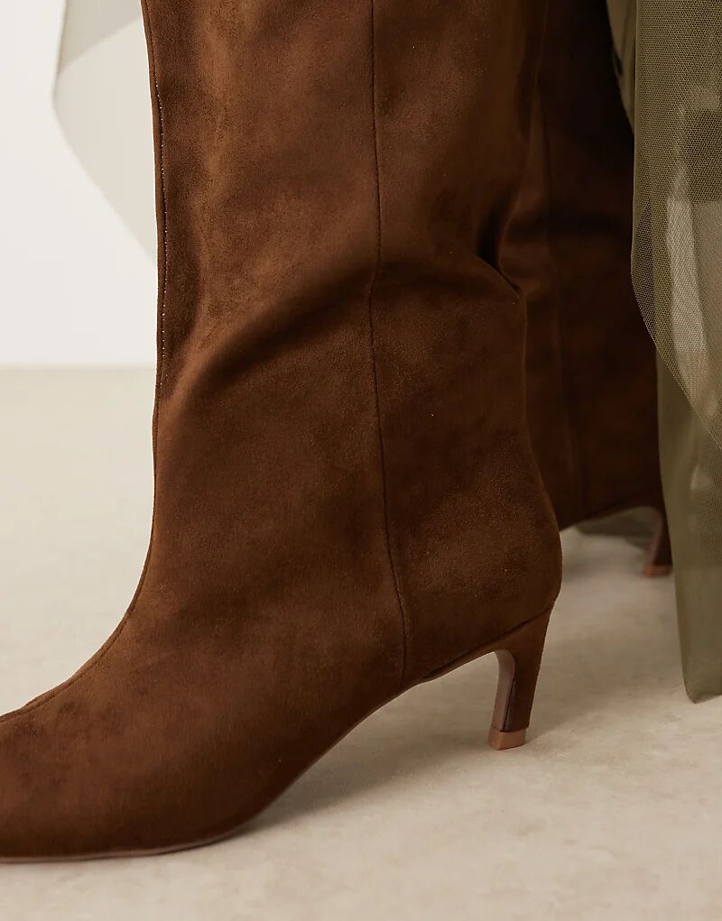 Сапоги Curve Carmel от ASOS DESIGN на каблуке-рюмочке из замши шоколадного цвета — фото 3