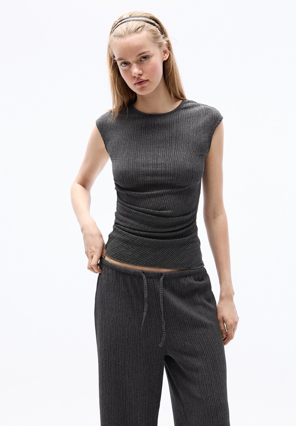 

Топ GATHERED SLEEVELESS PULL&BEAR, цвет grey