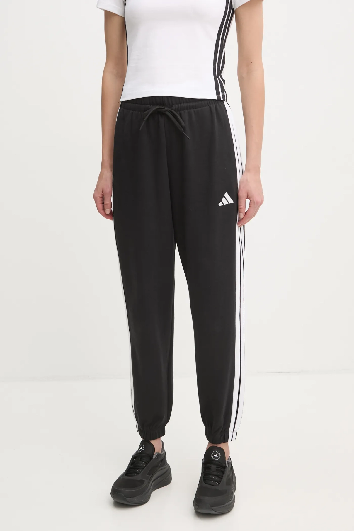 

Спортивные брюки Essentials adidas, черный