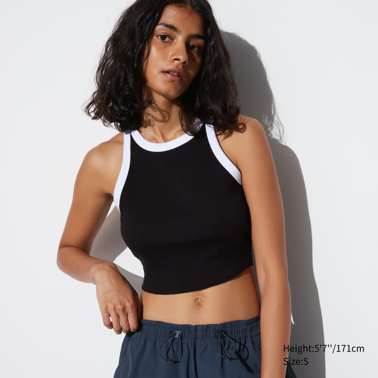

Топ укороченный Uniqlo Ringer в рубчик, черный