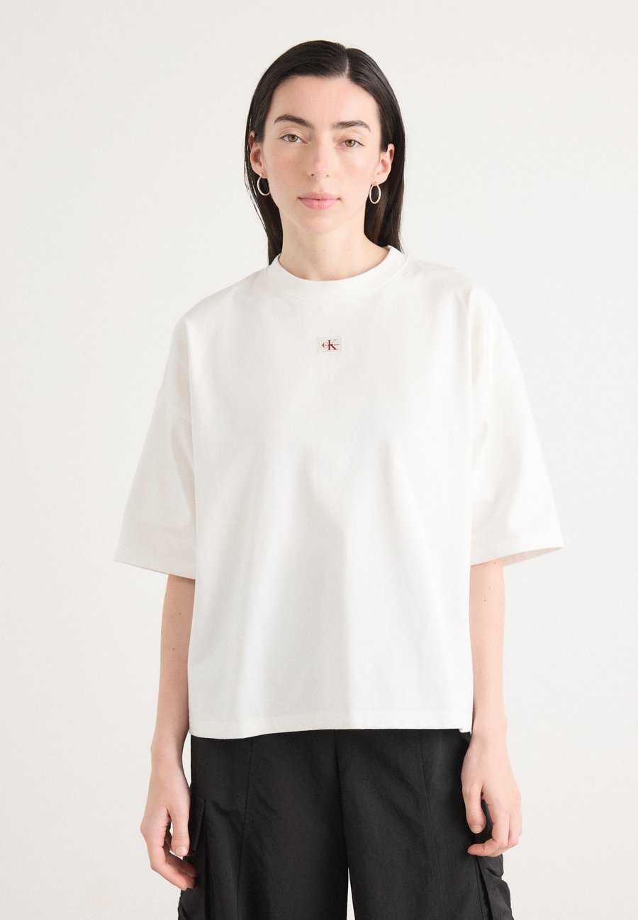 

Футболка Calvin Klein Jeans LABEL OVERSIZED TEE, Brilliant White/White, Белый, Футболка Calvin Klein Jeans LABEL OVERSIZED TEE, Brilliant White/White