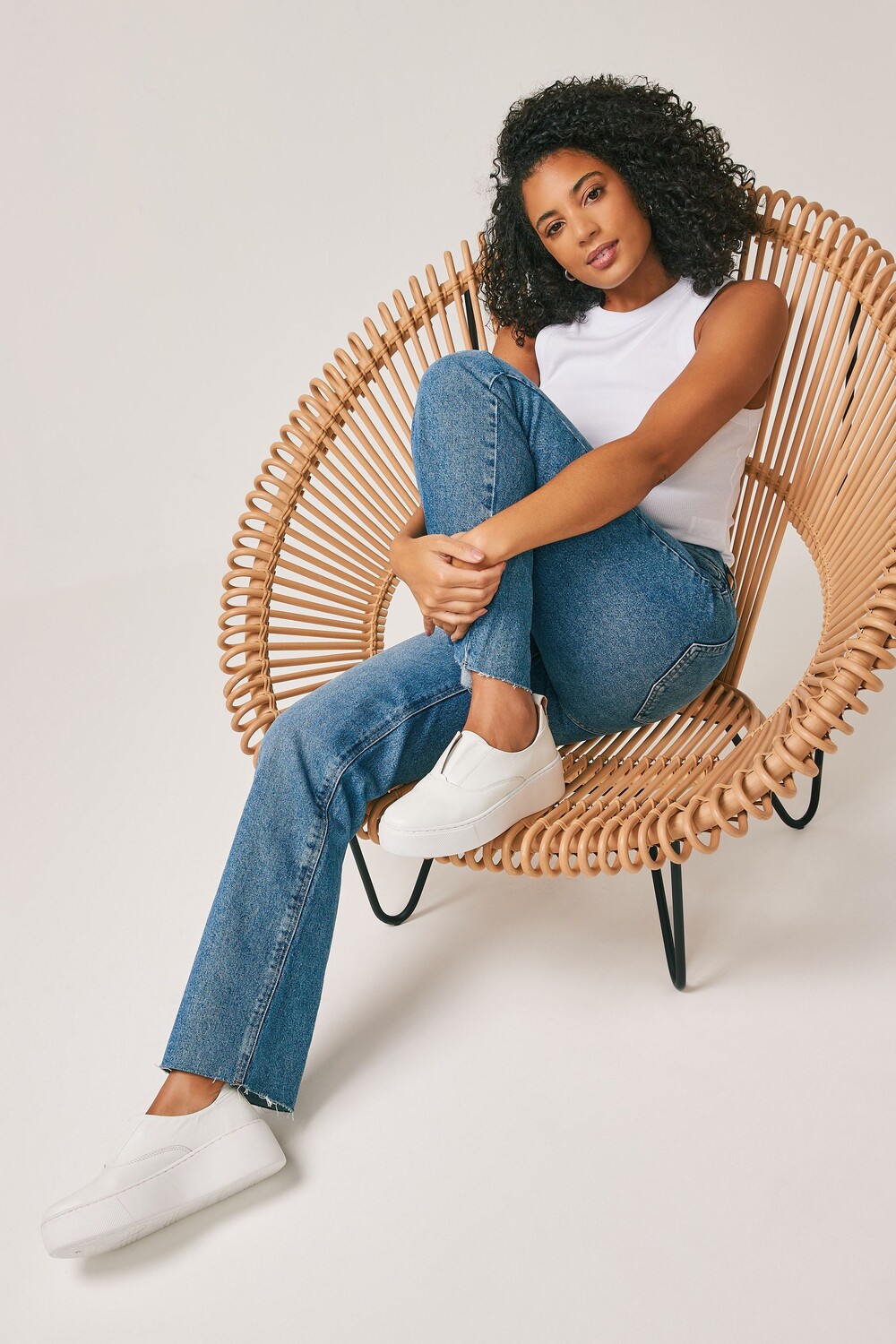 Кожаные спортивные кроссовки на толстой платформе на танкетке Signature Forever Comfort Next, белый — фото 4