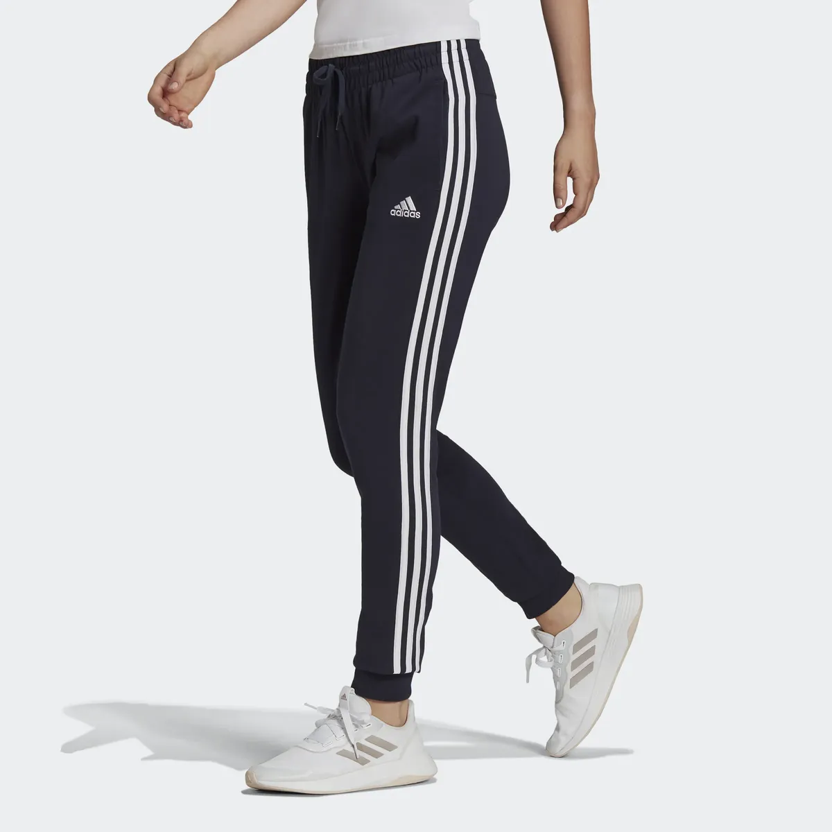 

Спортивные брюки Adidas Sportswear "ESSENTIALS SINGLE JERSEY 3STRIPES PANTS" (1 шт.), белый