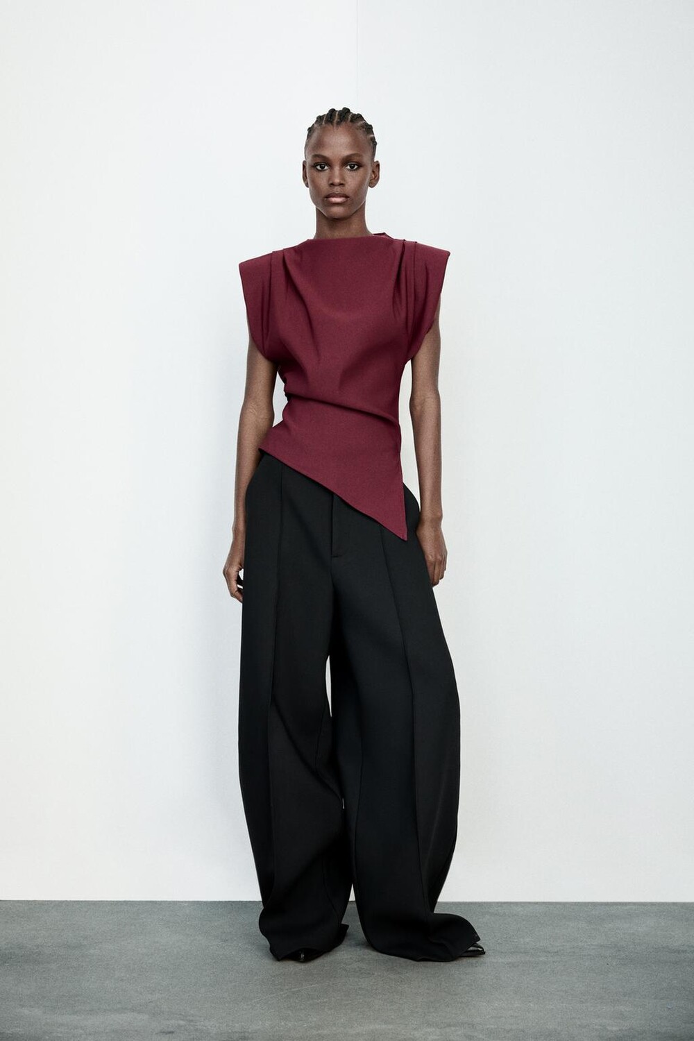 

Сборчивый топ с подплечниками ZARA, бордовый