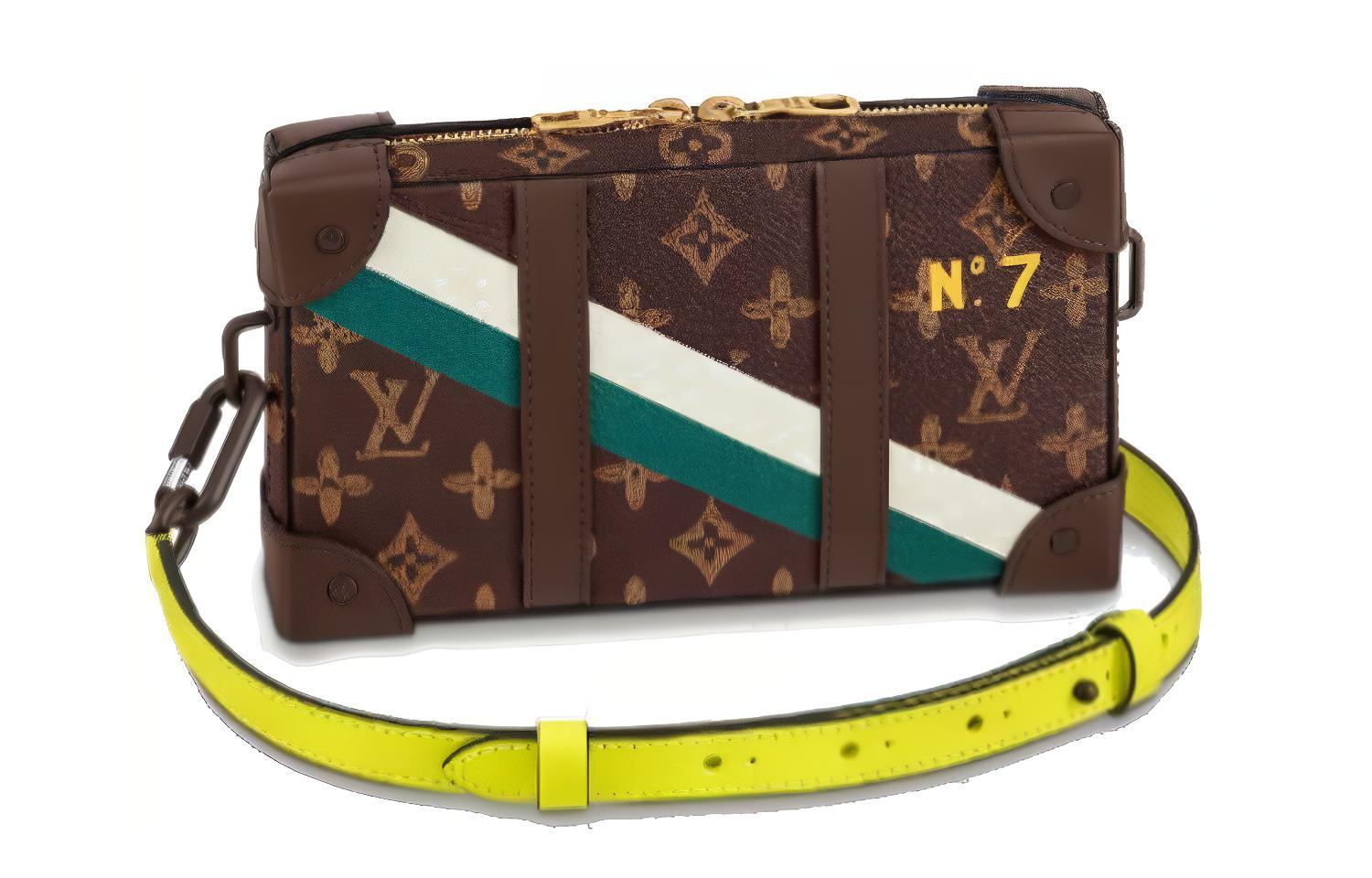

LOUIS VUITTON Мягкий носимый кошелек с монограммой коричневого цвета