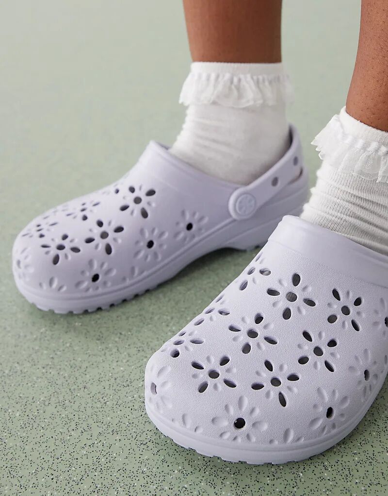 Классические сабо Crocs с цветочным принтом, цвет "фиолетовая луна" — фото 2
