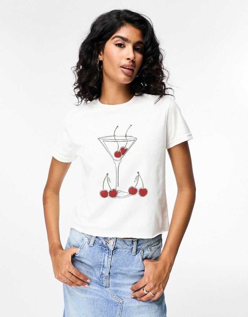 

Белая футболка с изображением вишни и напитка мартини ASOS DESIGN