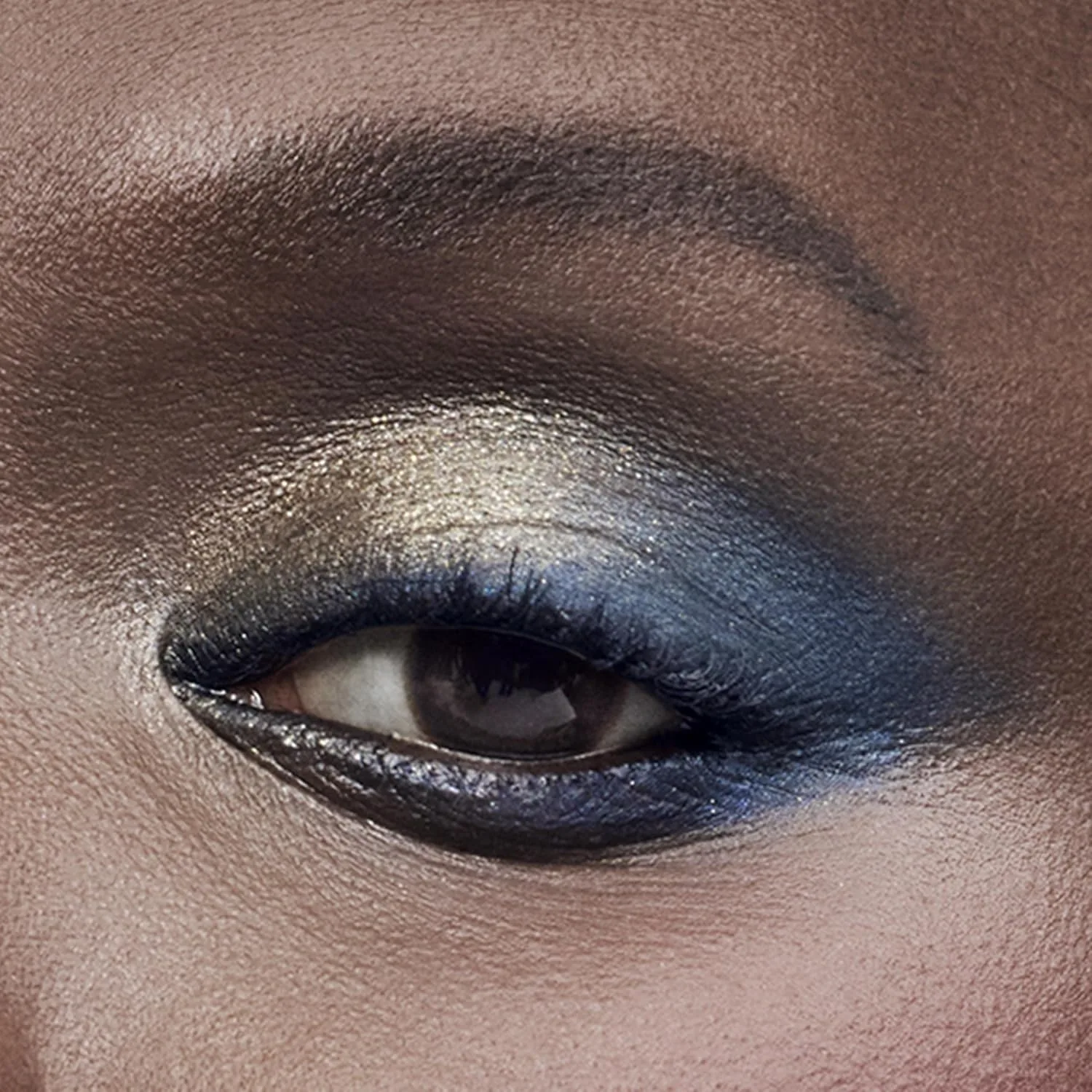 Палетка теней для век Estée Lauder The Essential Eyeshadow Quad Long-Lasting Palette | Shape, Sculpt, Magnify, 0.14 унции, Poolside - Multi: warm caramel (matte), cool cobalt (metallic), champagne (shimmer) and cool deep navy (matte) — фото 2