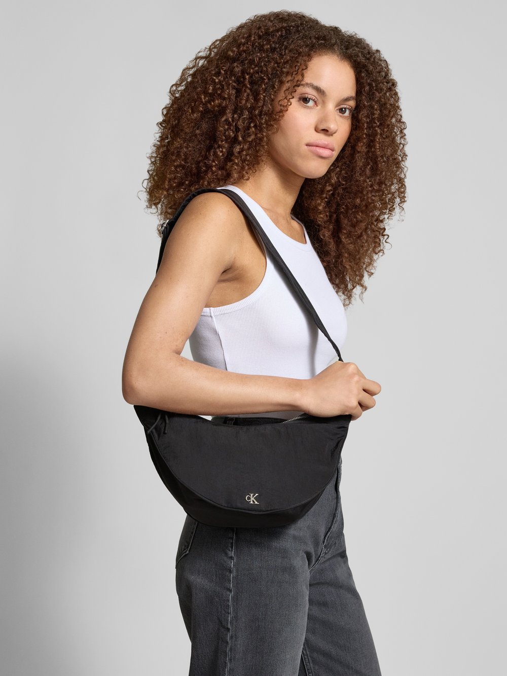 

Сумочка с этикеткой Calvin Klein Jeans, черный