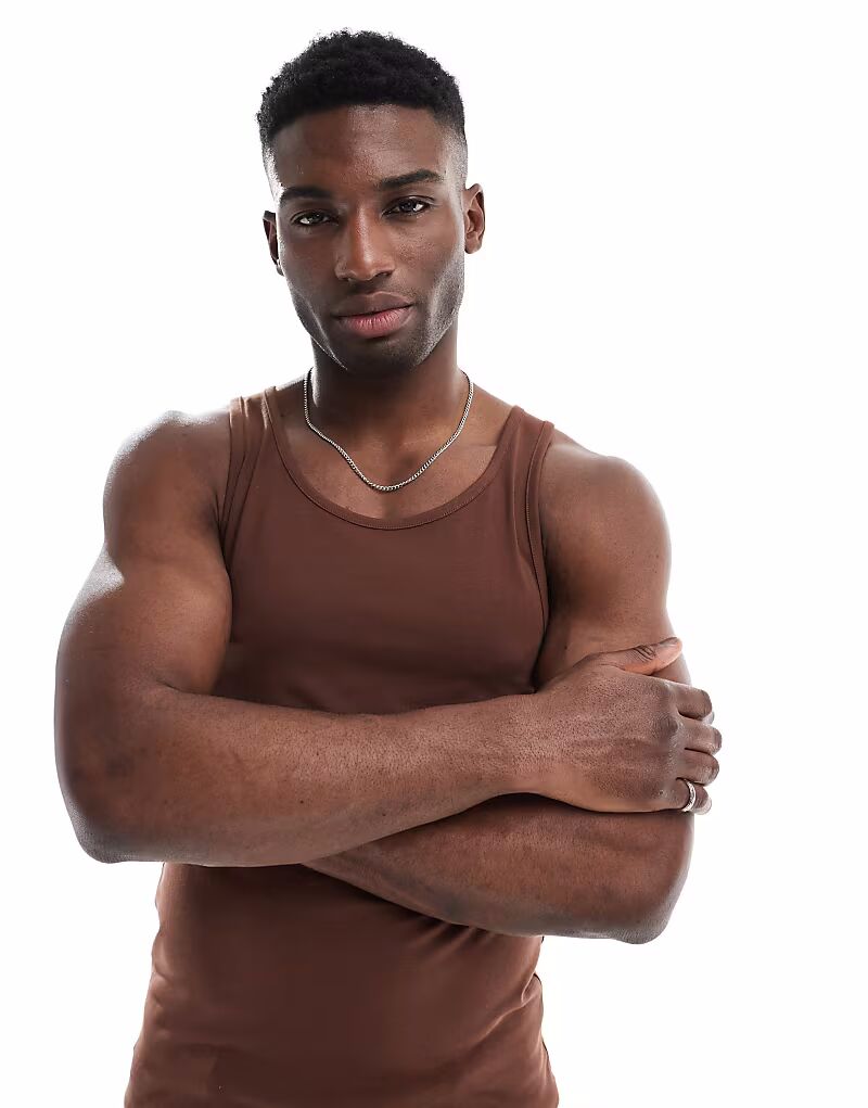 

Футболка ASOS DESIGN muscle fit коричневого цвета