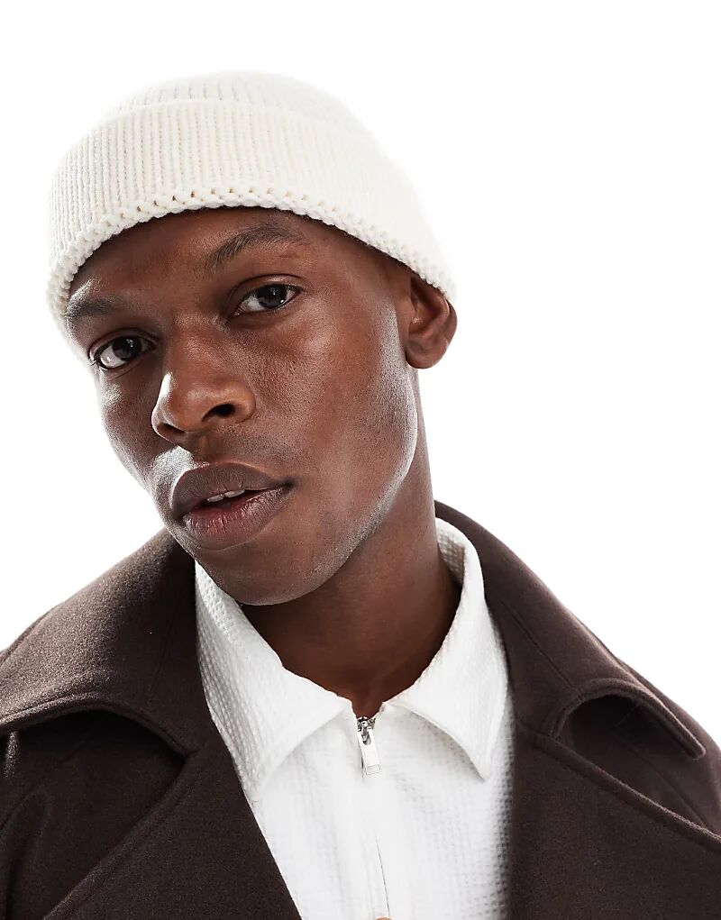 

Мини-шапка-бини в стиле рыбалки ASOS DESIGN кремового цвета с отделкой в ​​рубчик