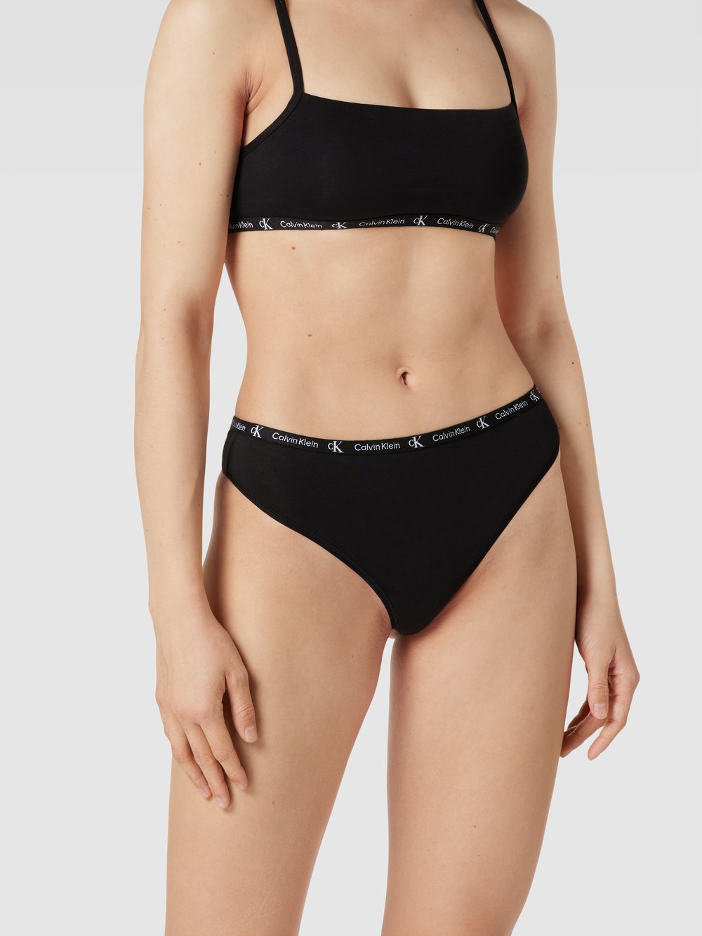 

Стринги в простом дизайне, модель «MODERN THONG», в упаковке 2 шт Calvin Klein Underwear, черный