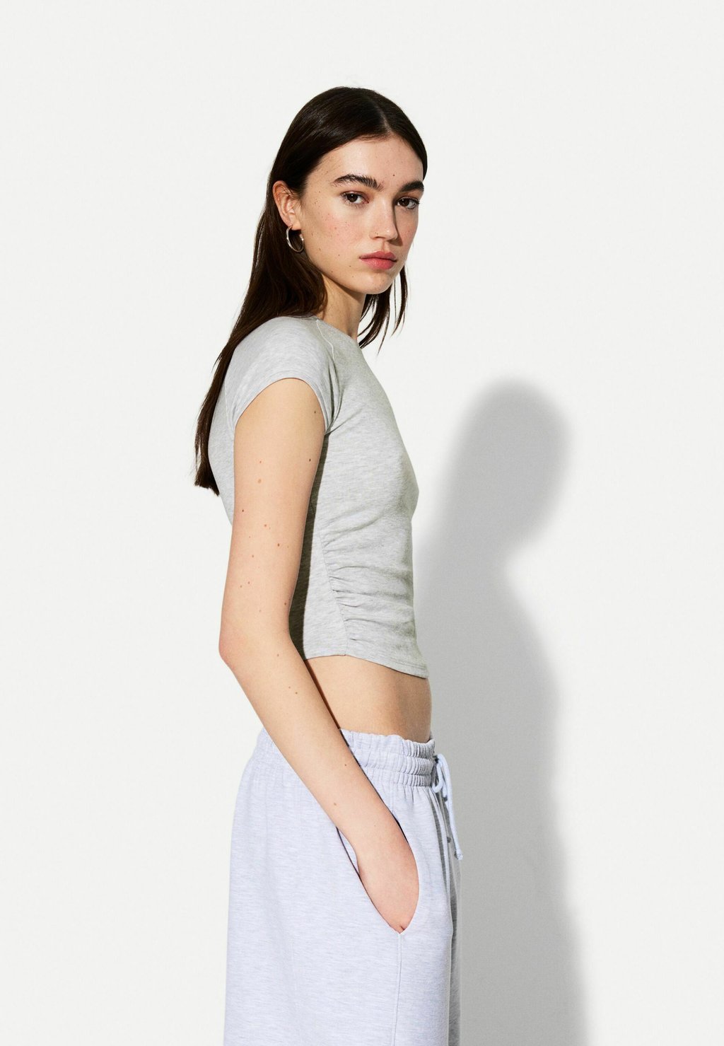 

Базовая футболка SHORT SLEEVE AND SIDE GATHERING Bershka, серый