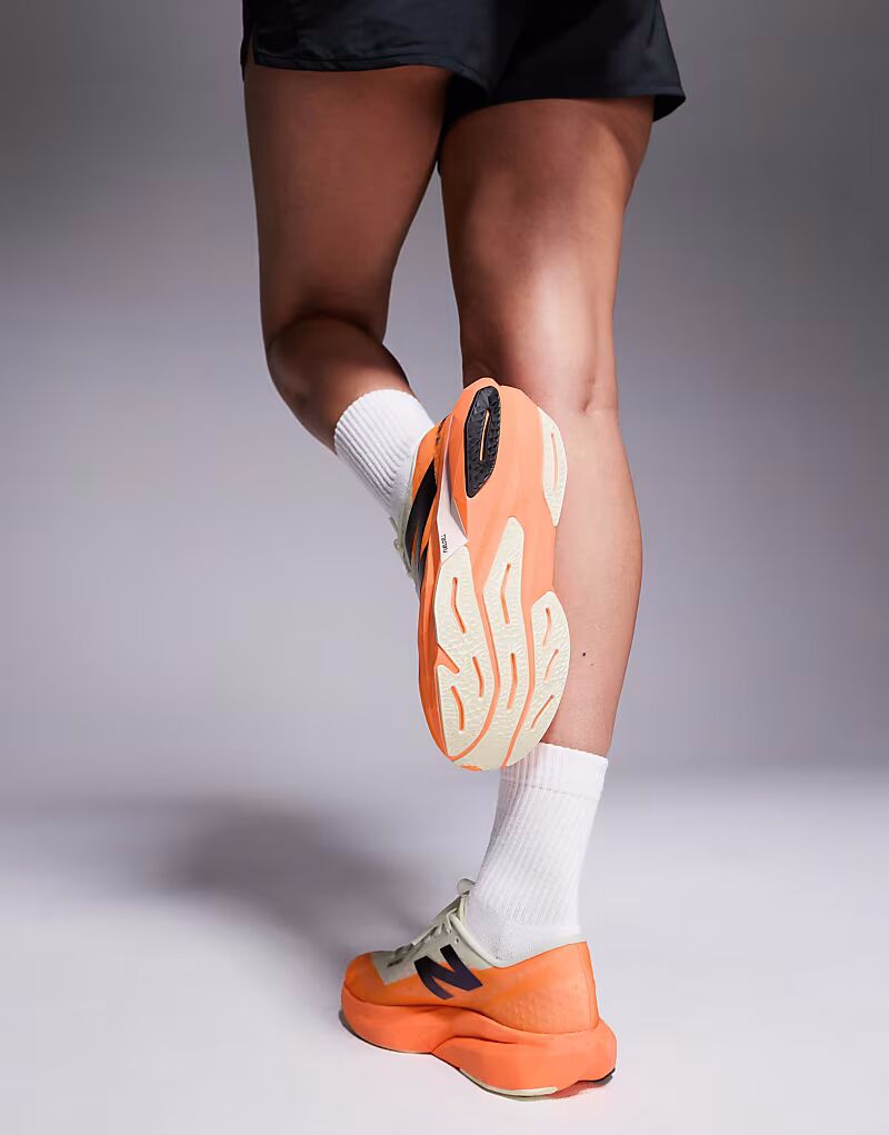 Кроссовки для бега New Balance Fuel Cell Rebel V4 оранжевого цвета — фото 3