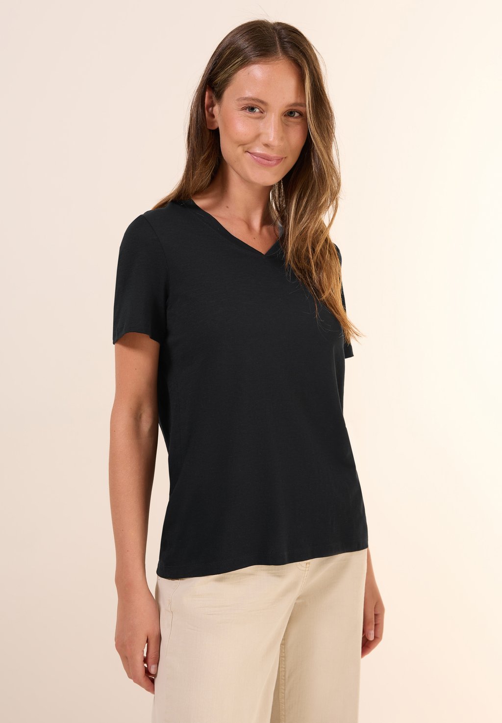 

Базовая футболка V-NECK Cecil, черный