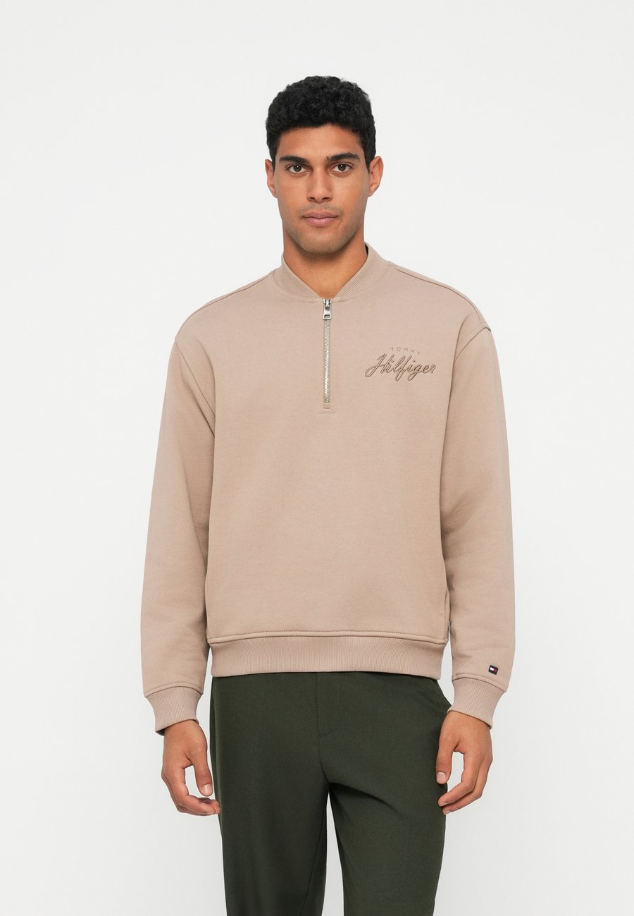 

Толстовка Tommy Hilfiger MODERN ATH GRAPHIC, Coastal Taupe/Taupe