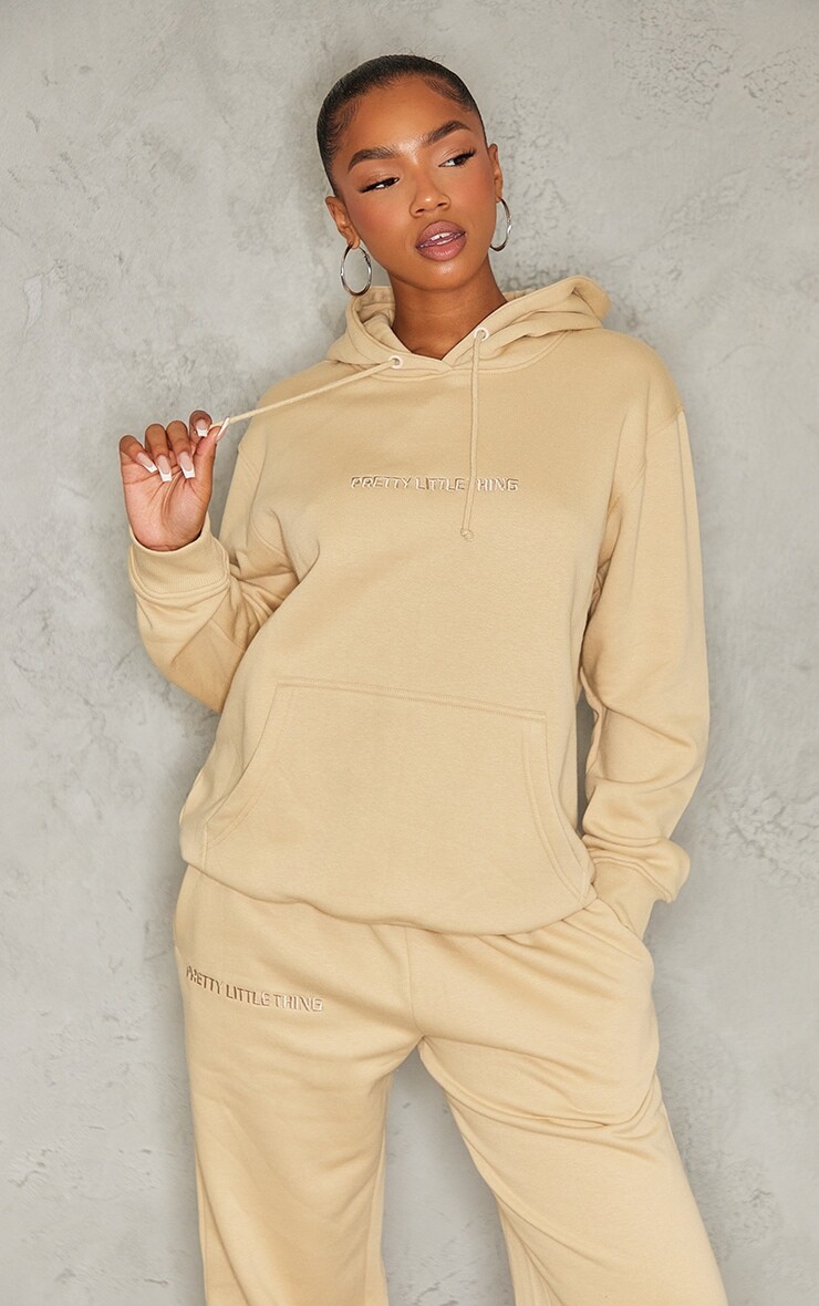 

PrettyLittleThing худи с вышитым камнем слоганом