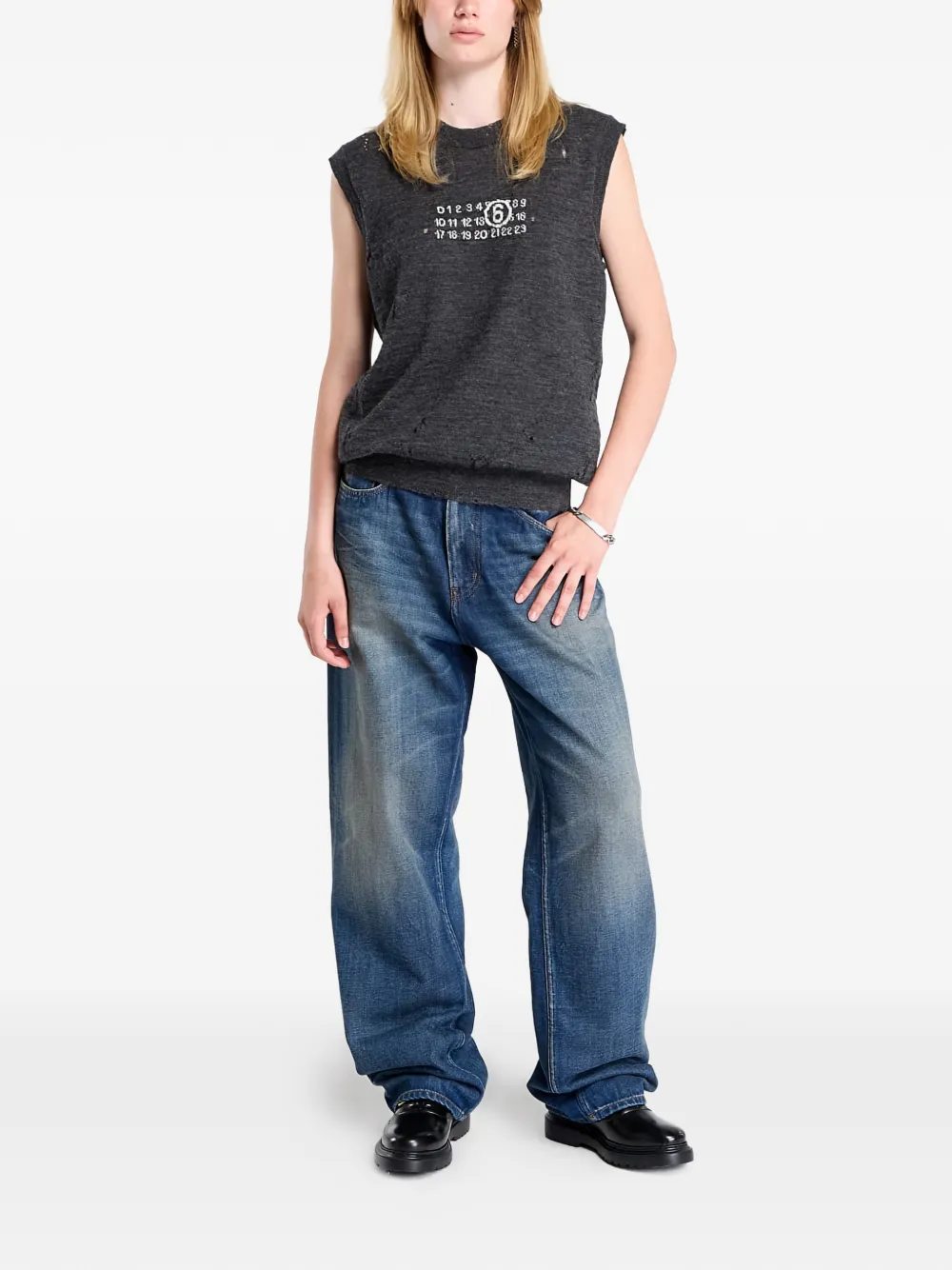 Вязаный жилет с потертостями и логотипом Numeric Mm6 Maison Margiela, серый — фото 2