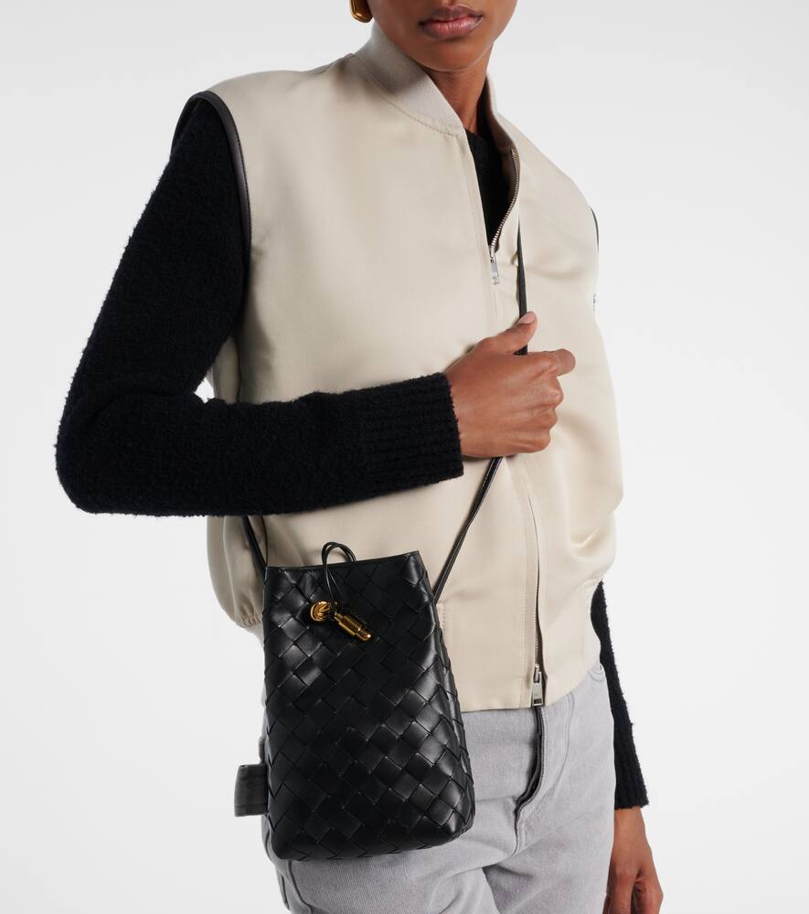 Миниатюрная кожаная сумка через плечо Jodie Intrecciato Bottega Veneta, BlackM Brass — фото 2