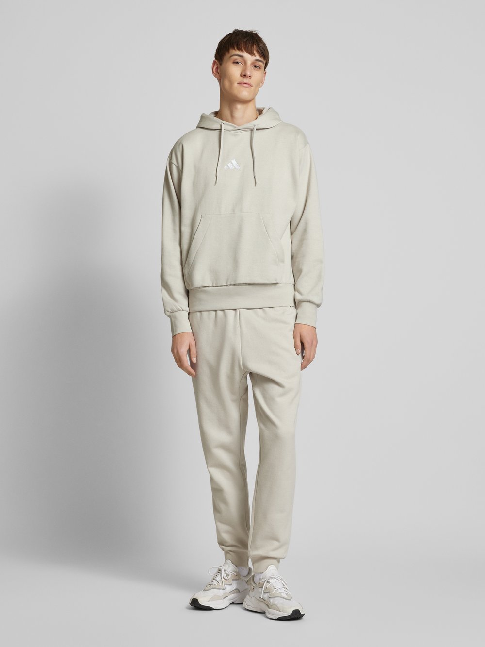 

Толстовка с капюшоном и вышитыми этикетками ADIDAS SPORTSWEAR, песочный