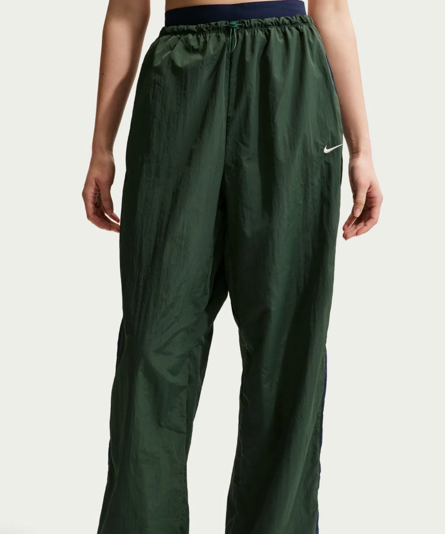Женские брюки Nike Sportswear Loose High-Waisted Parachute камуфляжные